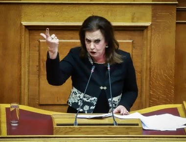 «Κλάμα μέχρι δακρύων» με τους «Λυσσασμένους Ελληνες»: Οι Ράδιο Αρβύλα έφτιαξαν το σποτ του κόμματος της Μεγαλοοικονόμου